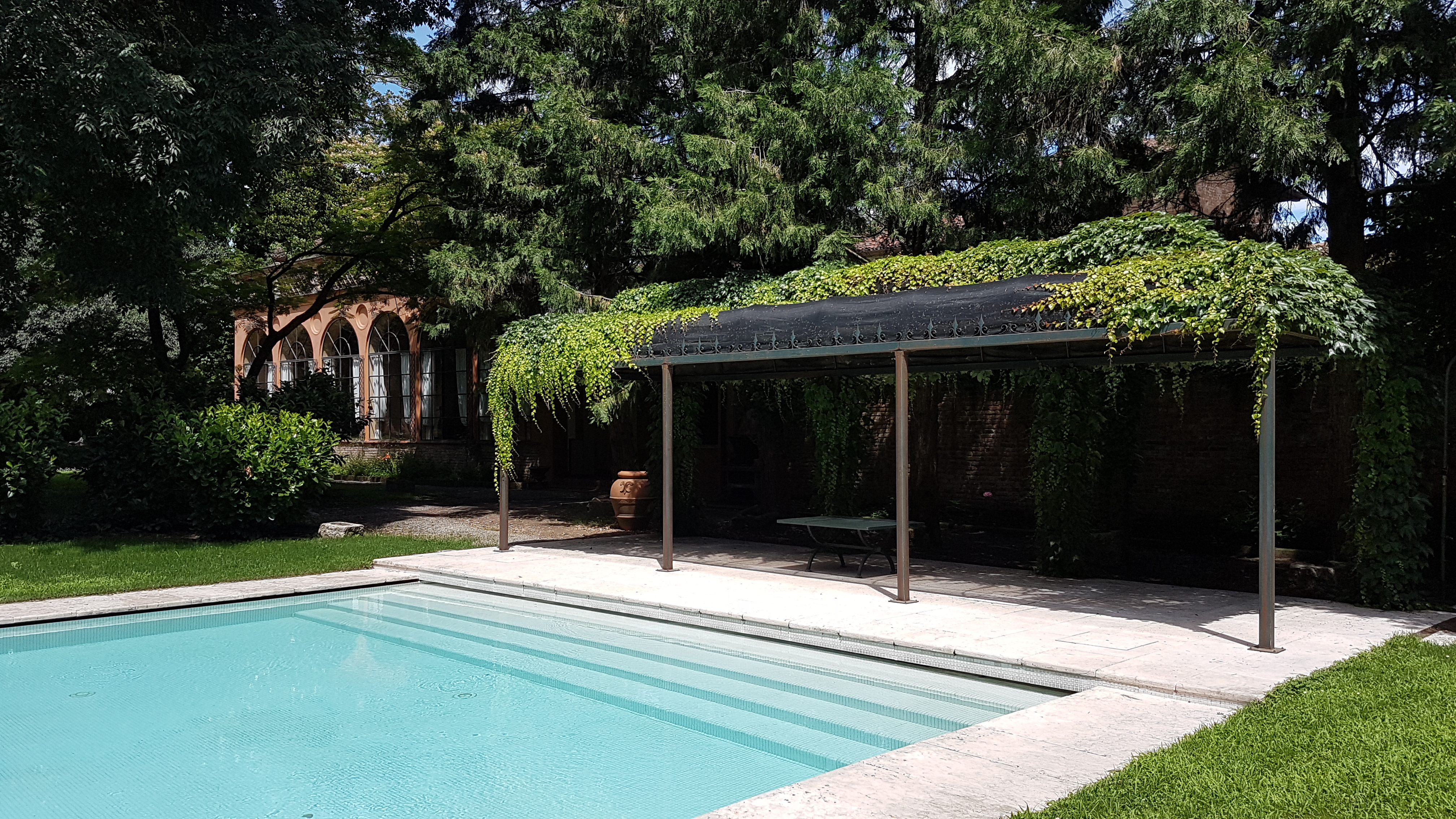 https://www.in-lombardia.it/sites/default/files/accomodation/gallery/105050/34566/piscina_e_gazebo.jpg