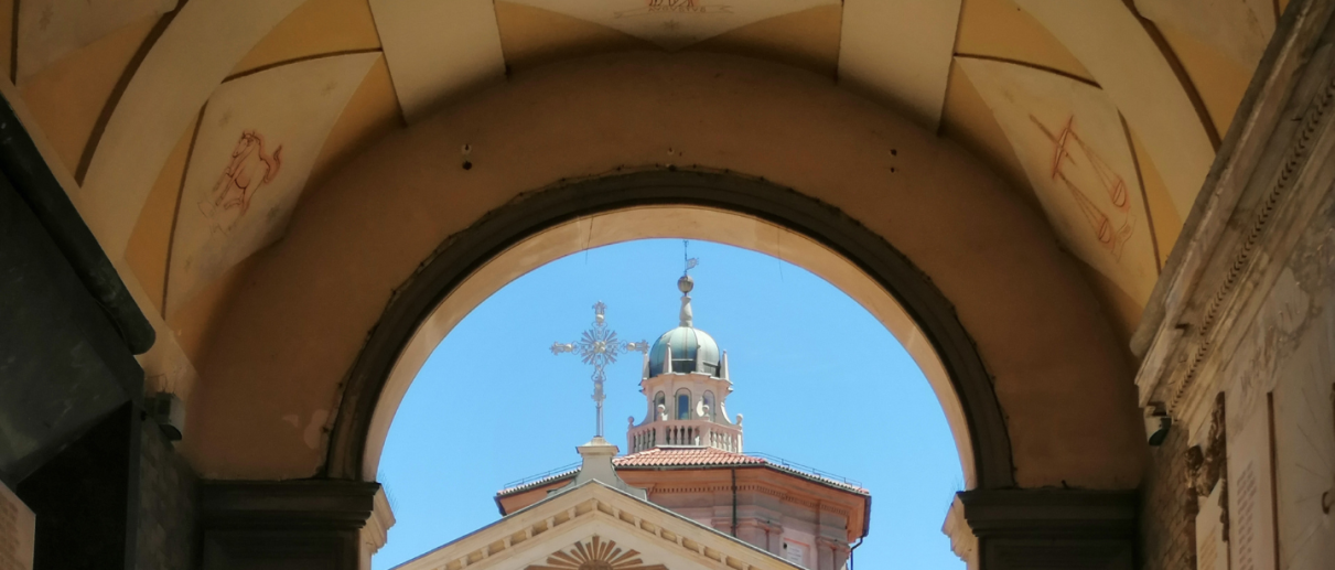 Vista del soffitto dell'Arco Mera con alcuni segni zodiacali e della cupola della basilica di San Vittore a Varese