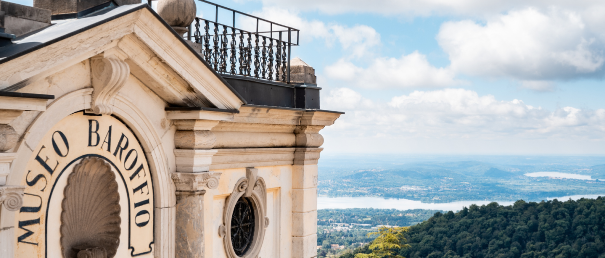 Facciata d'ingresso Museo Baroffio e vista sul Lago di Varese