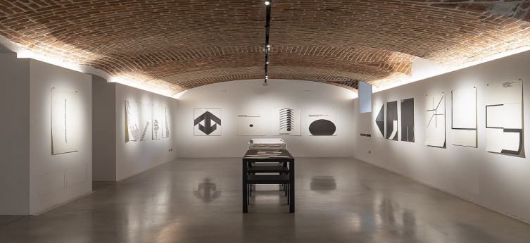 Sala con opere d'arte posizionate in maniera simmetrica