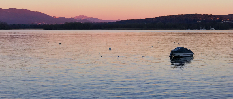 Lago maggiore al tramonto con una barca