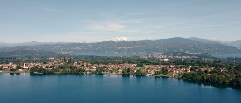 Paesaggio dal drone con foto del lago di Varese. Vista sul massiccio del Monte Rosa.