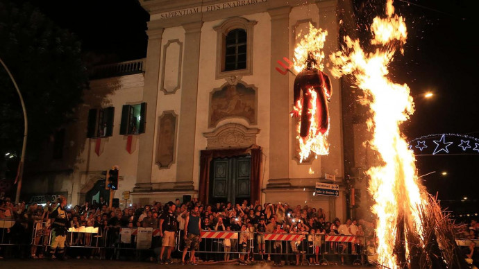 Il rogo del diavolo davanti alla chiesa di San Bernardo