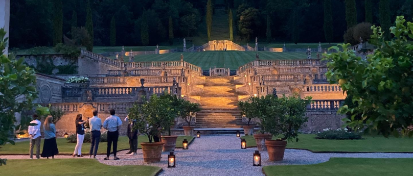 Foto del giardino di Villa Della Porta Bozzolo in notturna