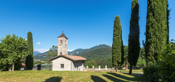 Il Santuario preceduto dal viale con i cipressi