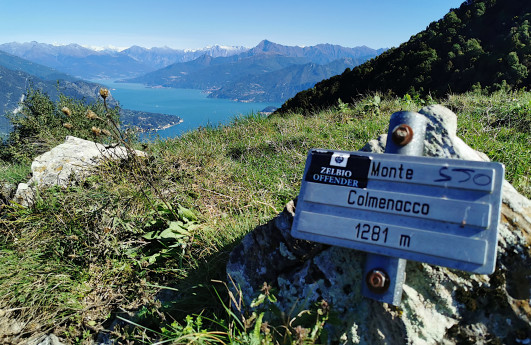 Cartello d'altitudine in cima al Monte Colmenacco