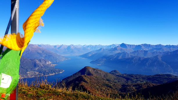 Lago di Como e montagne che lo circondato dal San Primo