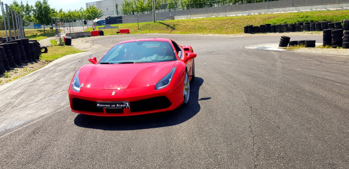 Test Drive con Ferrari 488 su un circuito italiano