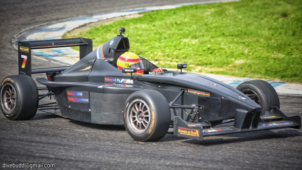 Corso racing con Formula BMW su una pista italiana.