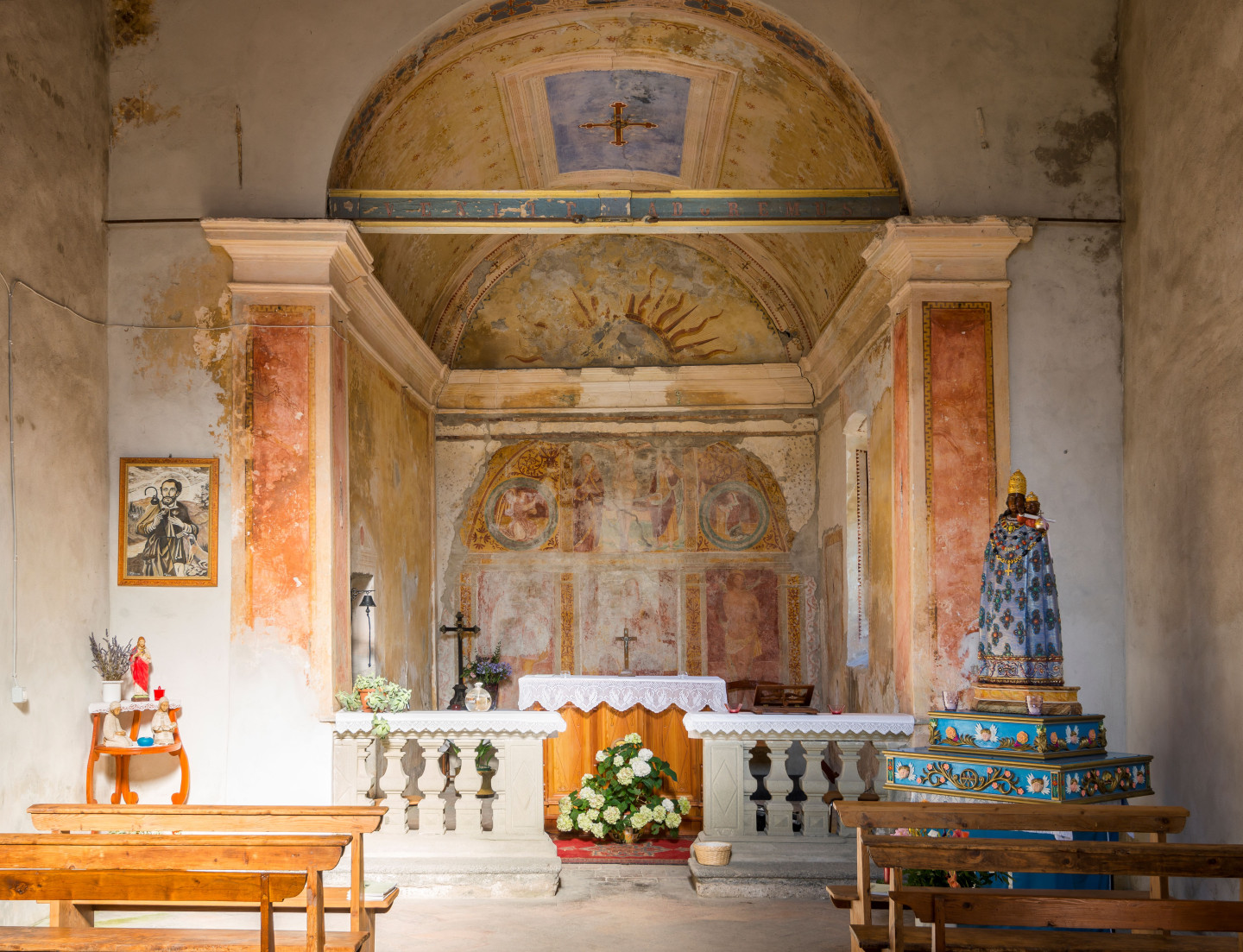 Gli affreschi del presbitero sono purtroppo danneggiati da infiltrazioni di umidità
