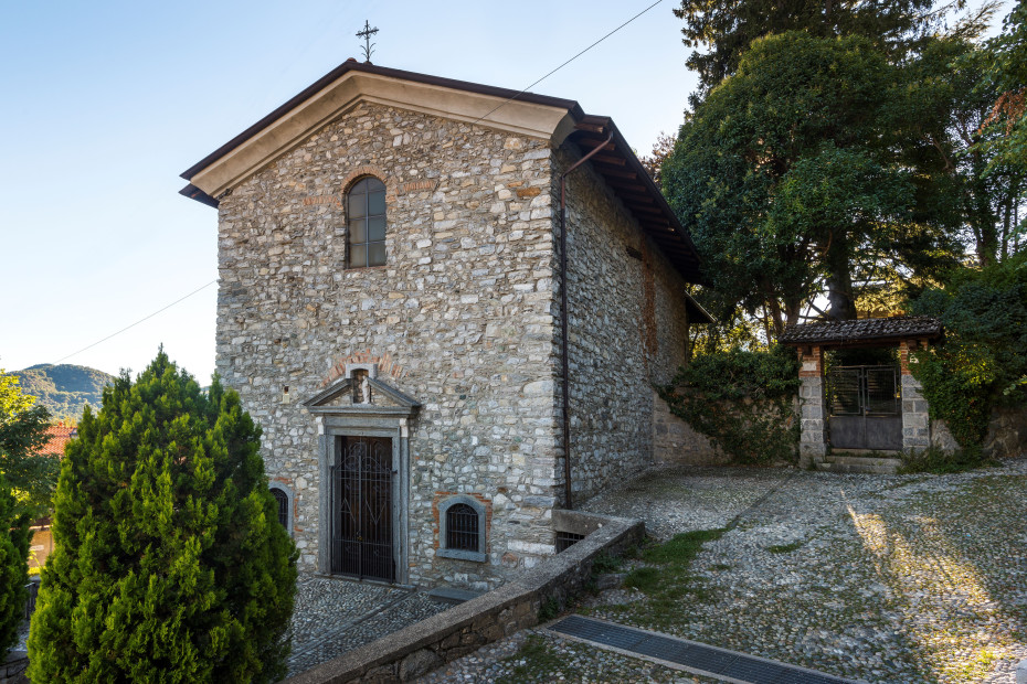 La struttura esterna della chiesa è a pietre a vista