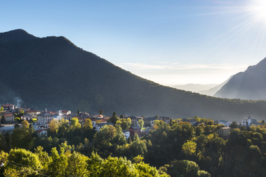 Zelbio circondato dalle montagne