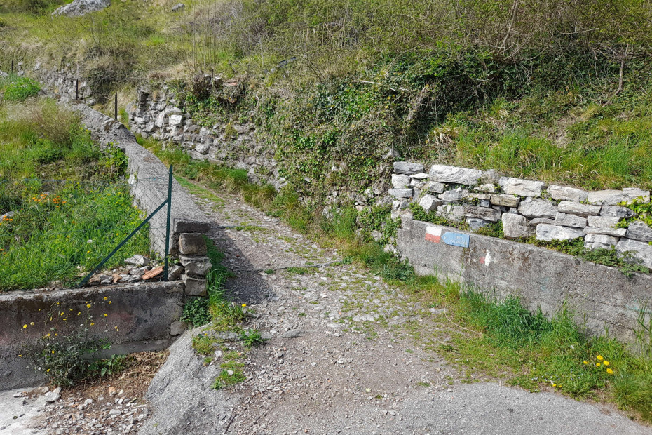 Indicazioni a muro verso il Monte Palanzone