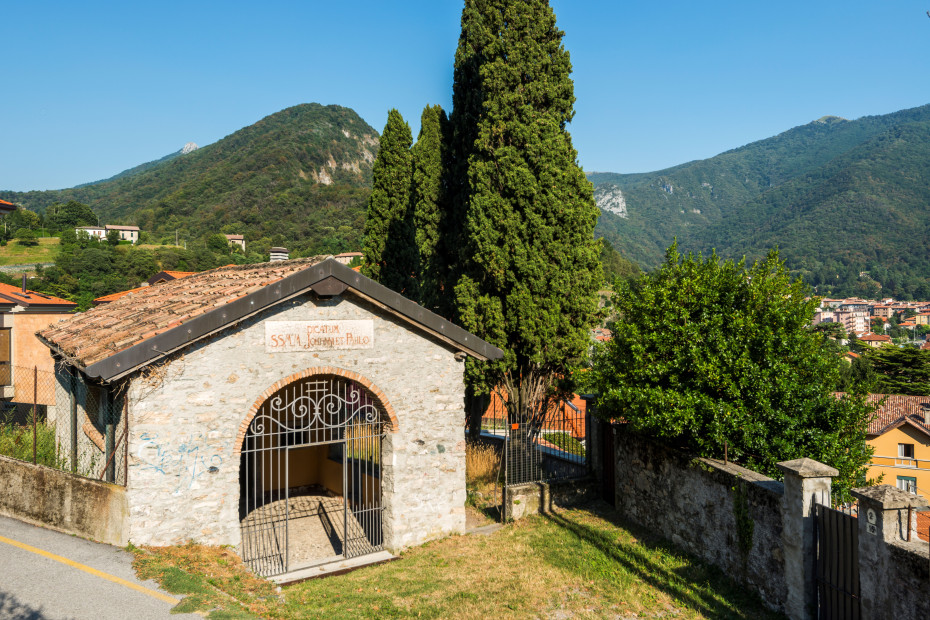 L'entrata si presenta con il portico a capanna in pietra, chiuso da un cancello in ferro