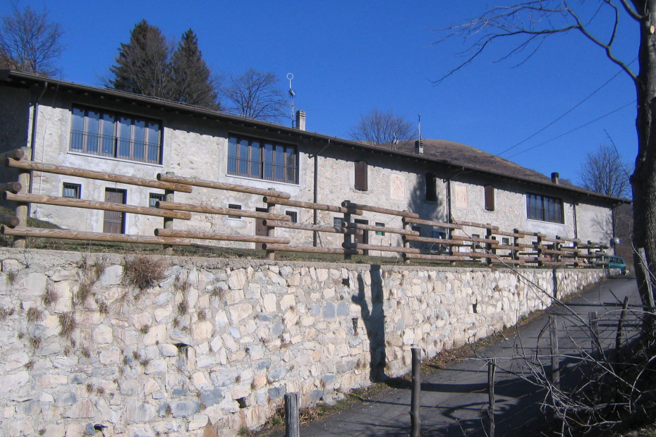 L'edificio in pietra ha di fronte e sul retro tavoli a disposizione per riposarsi