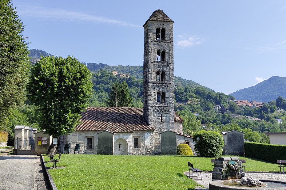 Caratteristico campanile romanico con bifore di altezza diversa salendo di livello