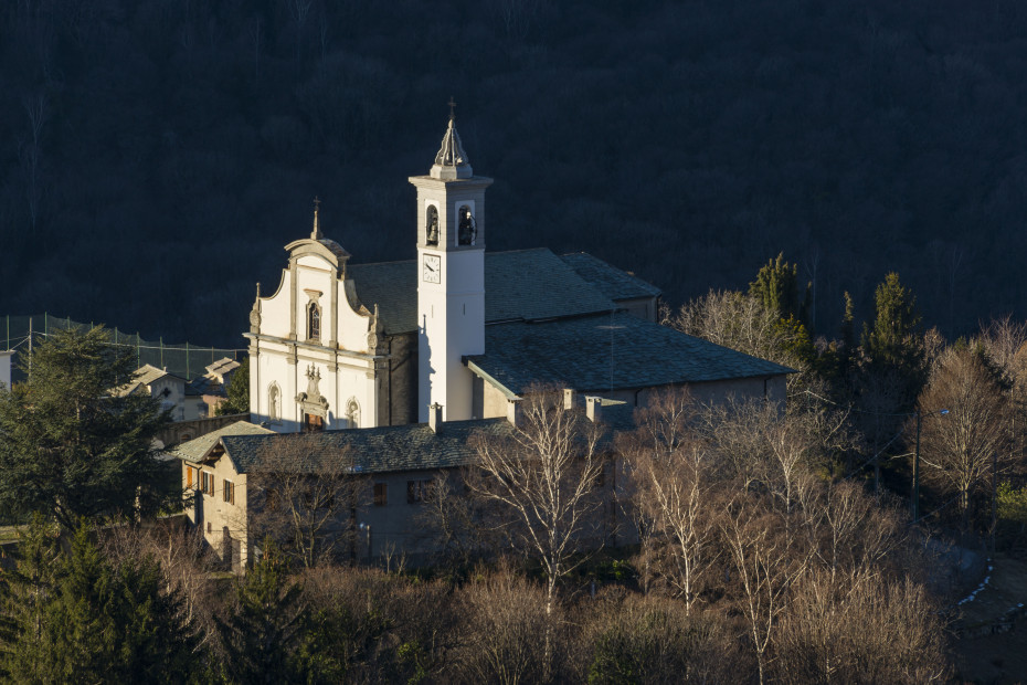 Accanto alla parrocchiale si erge il campanile a base quadrata