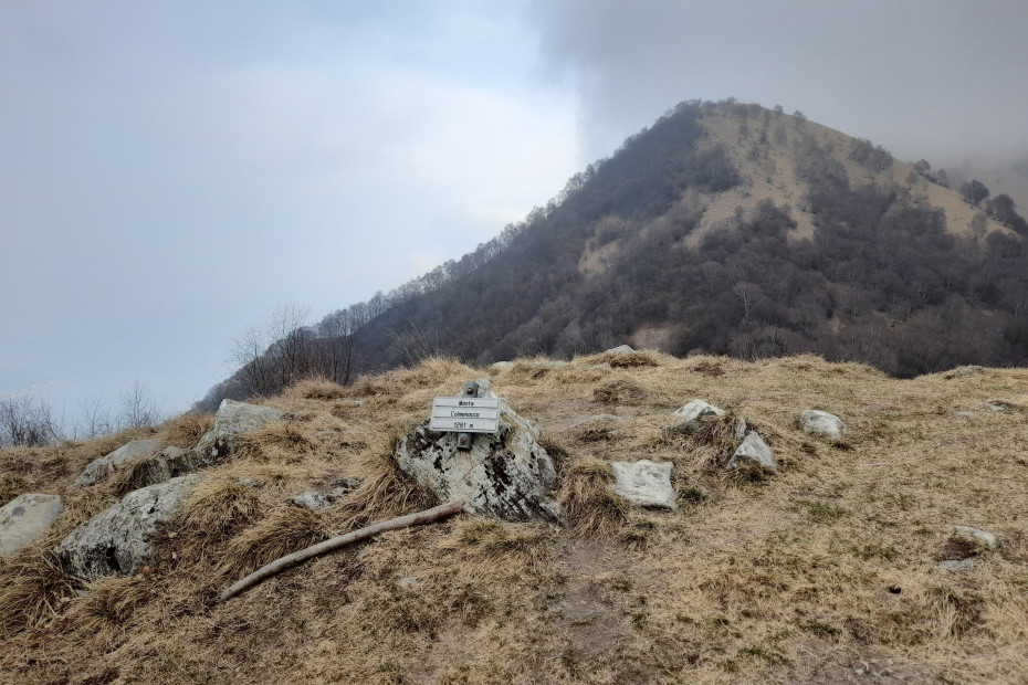 Cartello d'altitudine in cima al Monte Colmenacco