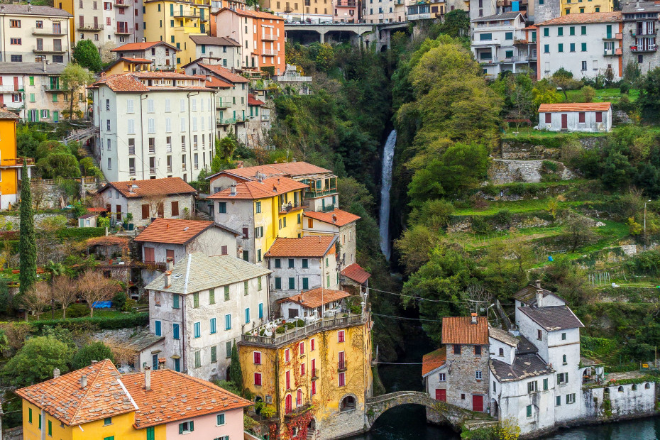 La cascata si getta nell'orrido tra le case 