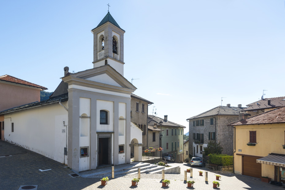 La facciata dell’edificio è divisa in tre parti da quattro lesene