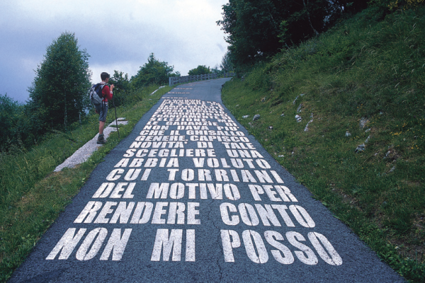 Salita del Muro di Sormano con scritte di incitamento per i ciclisti