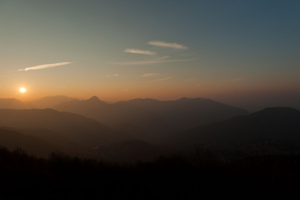 Una vista sull'alba e la pianura dalla Colma di Sormano