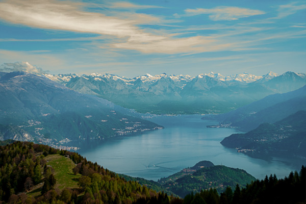 Vista panoramica sul Lario e i monti che lo circondano