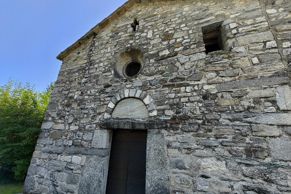Facciata romanica originale in pietra
