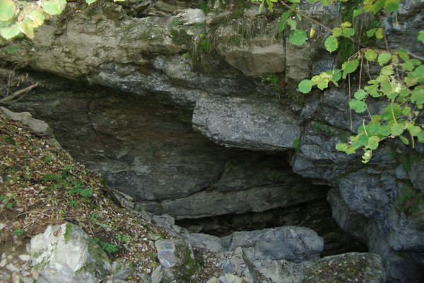 Uno dei numerosi portali d’accesso al complesso intrico di cunicoli e grotte al Tivano