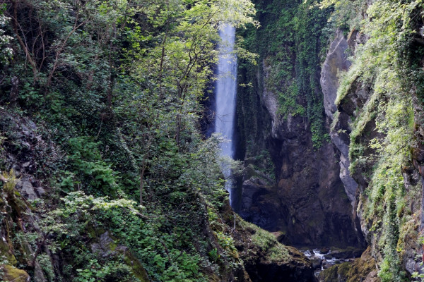 La cascata di Budanchen precipita nell'orrido di Nesso